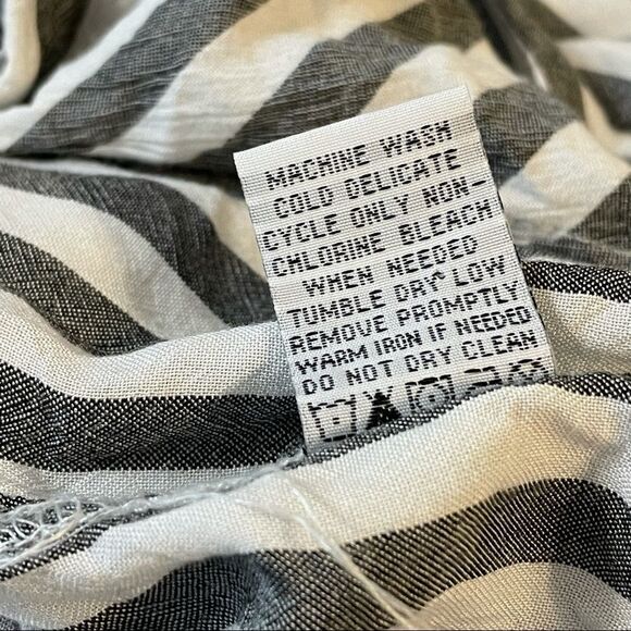 Velvet Heart Gray and White Button Down Tie Front Long Sleeve V Neck Blouse M - Picture 3 of 11